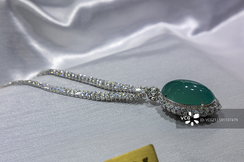 高端翡翠钻石吊坠项链图片素材