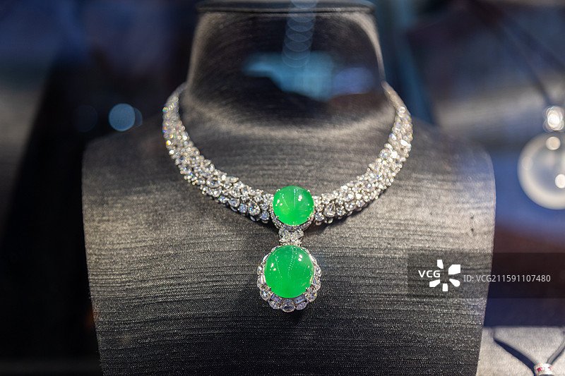 高端翡翠钻石吊坠项链图片素材