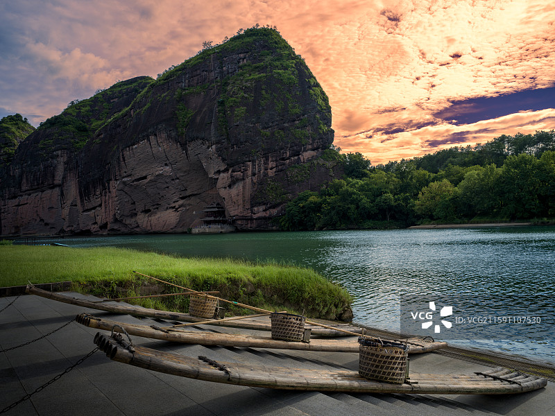 夕阳下的龙虎山图片素材