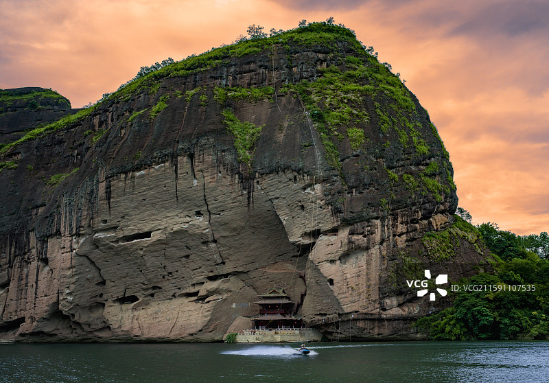 夕阳下的龙虎山图片素材