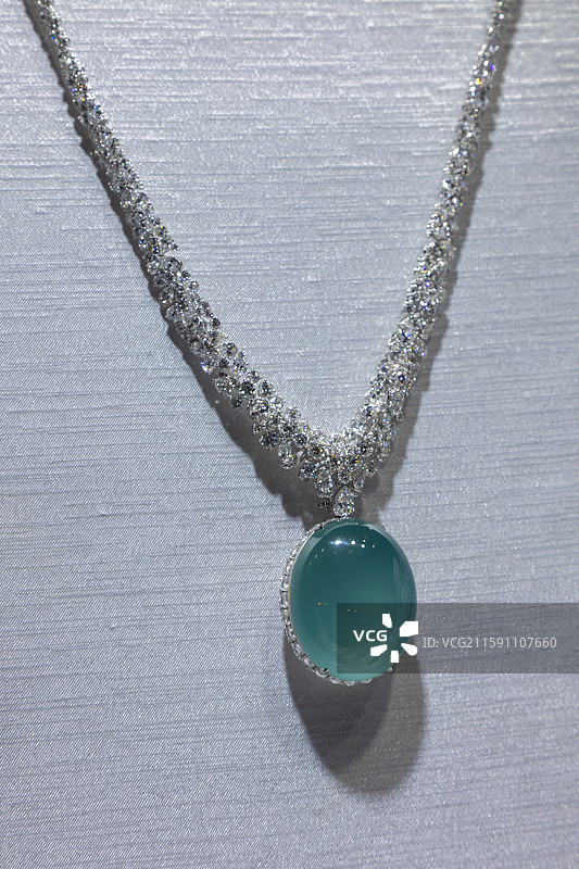 高端翡翠钻石吊坠项链图片素材