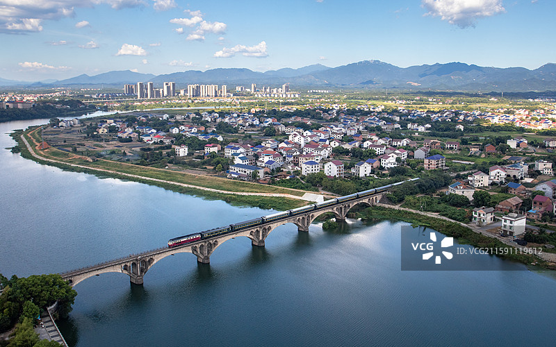 醴茶铁路列车驶过攸县老桥图片素材