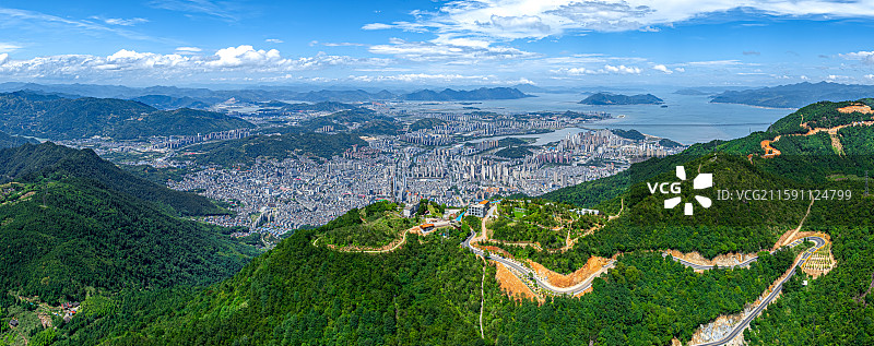 宁德电视塔与宁德蕉城区城市风光 福建南漈山山顶眺望整座城市 三都澳内海湾 东冲半岛鉴江半岛图片素材