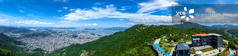 宁德电视塔与宁德蕉城区城市风光 福建南漈山山顶眺望整座城市 三都澳内海湾 东冲半岛鉴江半岛图片素材