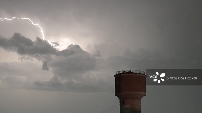 北京秋天雷雨中的闪电2图片素材