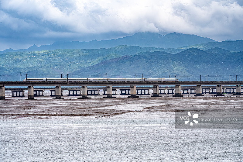 温福铁路宁德特大桥 高铁火车飞驰驶过福建宁德三都澳内海湾 甬皖高速宁德海滨特大桥 杭深铁路图片素材