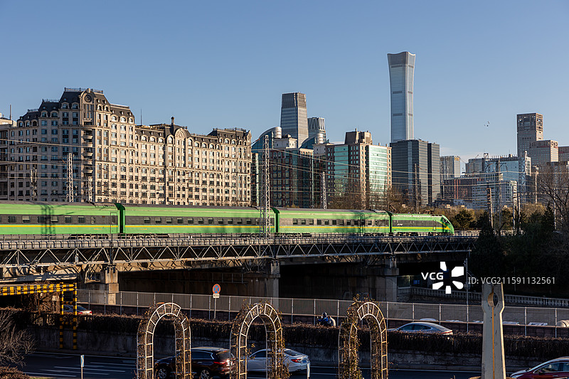 北京铁路列车穿越城市核心区CBD高架线路上图片素材