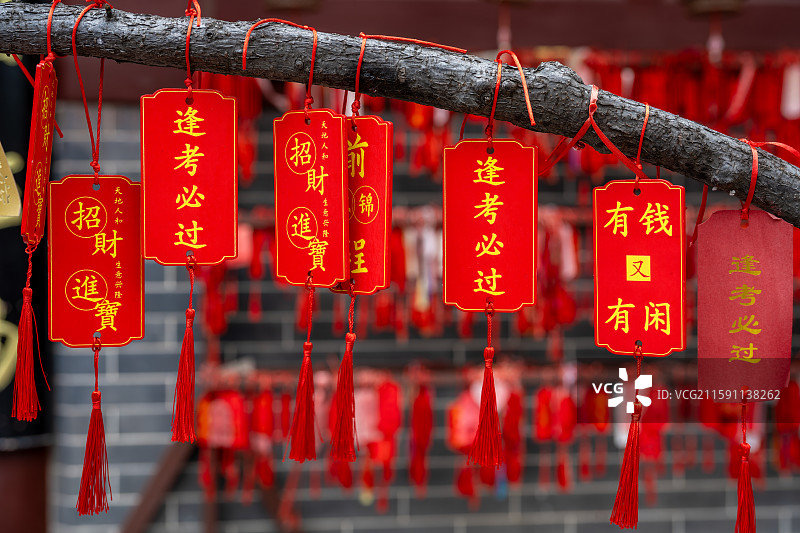 树上挂着的祈福许愿牌图片素材