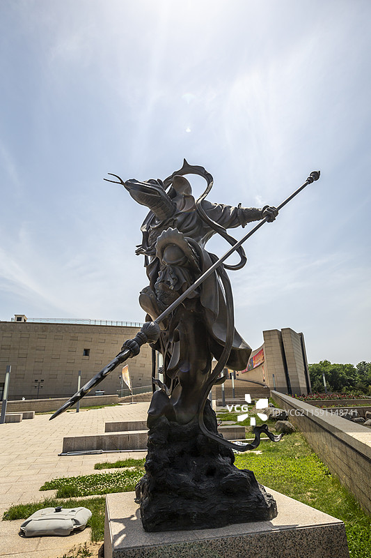 山西省临汾市博物馆前：龟头人身形象雕塑图片素材