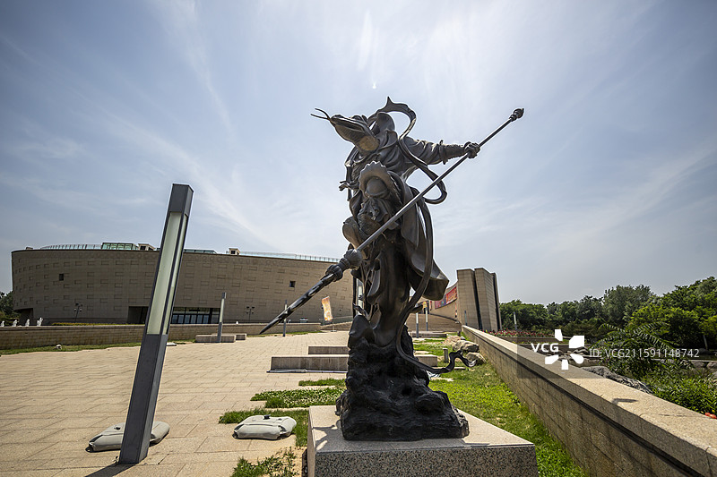 山西省临汾市博物馆前：龟头人身形象雕塑图片素材