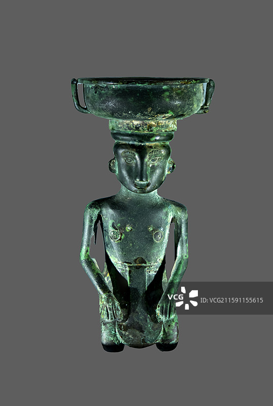 山西省临汾市博物馆“晋霸春秋”：铜跪人顶盘【西周，翼城县大河口墓地出土】图片素材