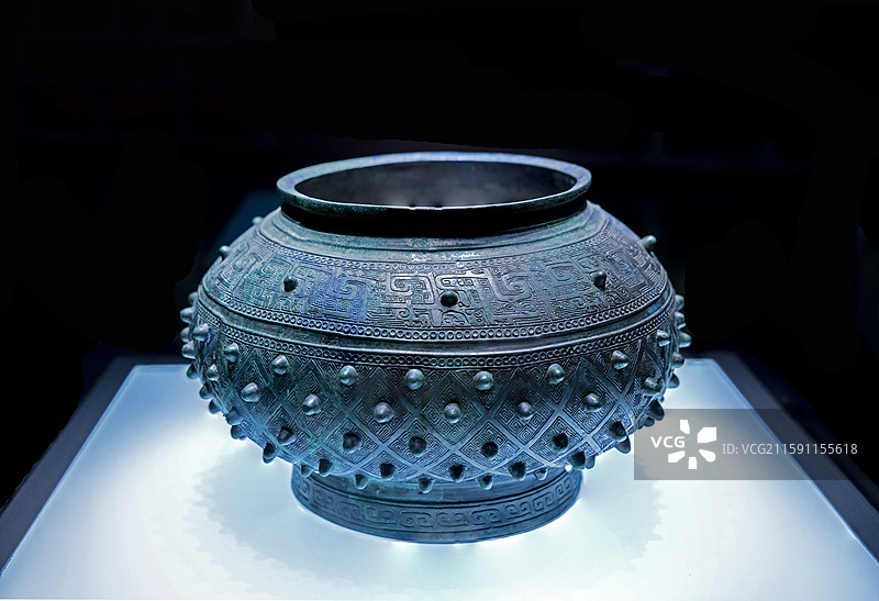 山西省临汾市博物馆“晋霸春秋”：云雷乳钉纹铜瓿【商，永和县城郑家塬墓地出土】图片素材