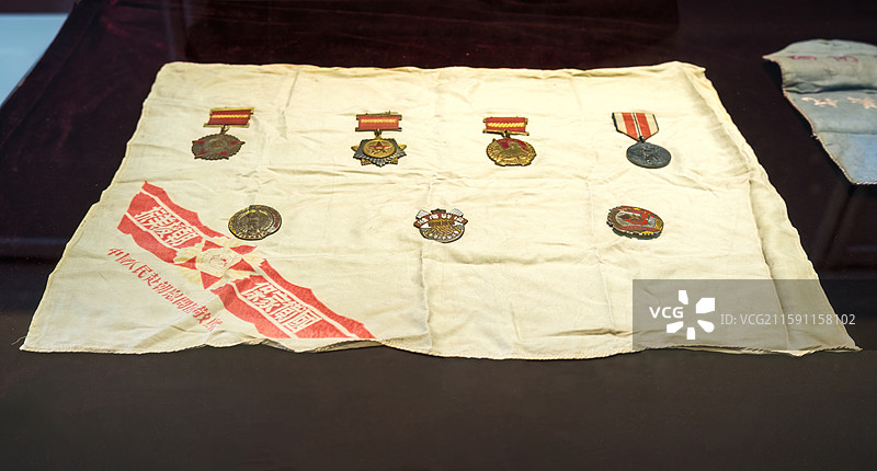 辽宁省锦州市辽宁工业大学图书馆展览的抗战老兵谭绍松的荣誉勋章图片素材