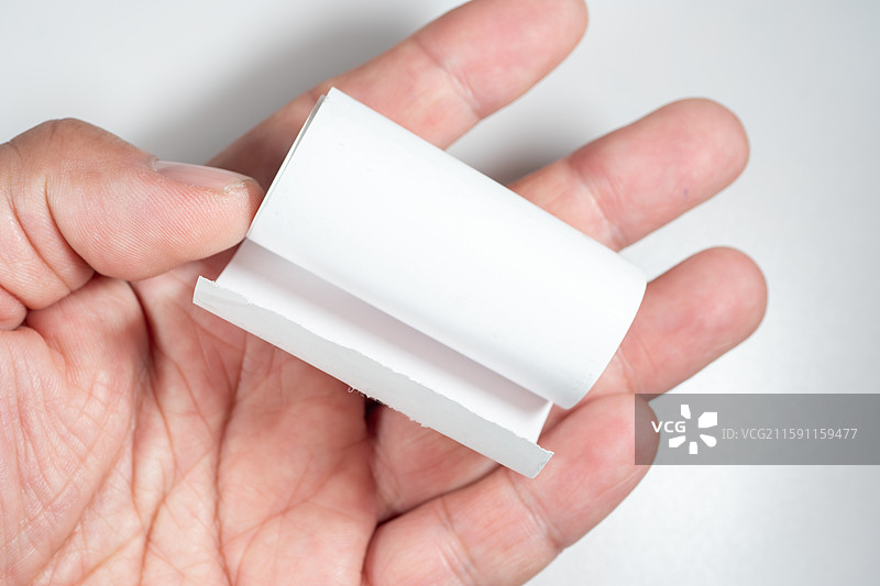 长期接触热敏纸可能会通过皮肤吸收双酚A，对健康造成潜在危害。图片素材