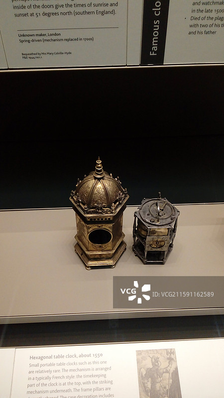 博物馆展柜中的16世纪六边形古董钟表与小型机械钟图片素材