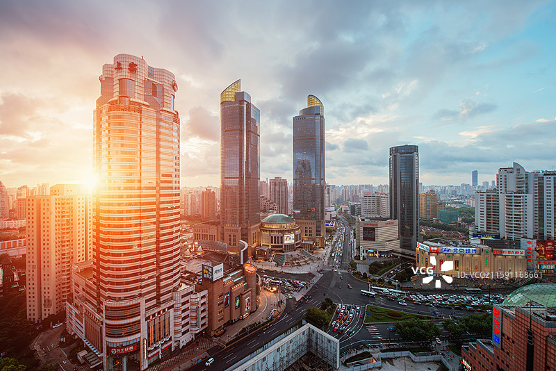 徐汇区翻修前的徐家汇港汇恒隆广场十字交叉路口繁忙的晚高峰路况车流密集拥堵繁华热闹车轨街道马路道路图片素材
