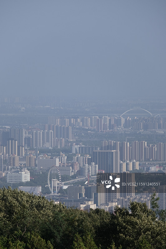 北京西山森林公园鬼笑石远眺北京城市风光图片素材
