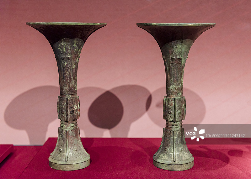 "乙息"觚一对 商代河南省信阳市罗山县天湖墓地M8出土信阳博物馆北京通州大运河博物馆“看见殷商”特展图片素材