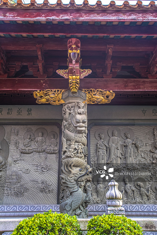 4A旅游景区始建唐朝潮州开元寺红木圆柱支撑十三重飞檐潮绣袈裟包裹殿身精雕蟠龙石柱鎏金木雕金龙莲花垂柱图片素材