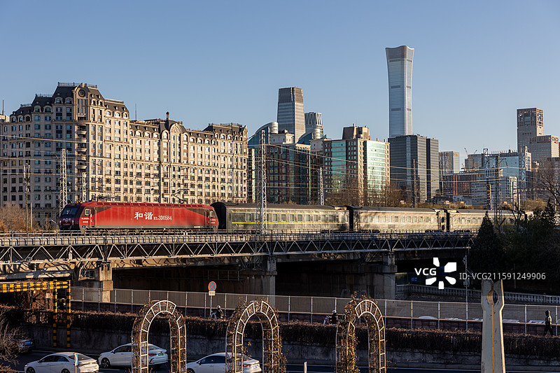 北京铁路列车穿越城市核心区CBD高架线路上图片素材