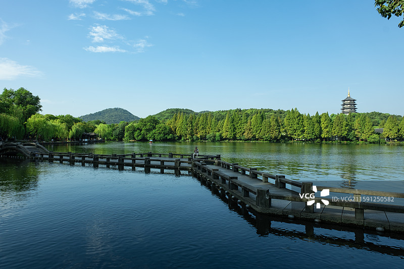 杭州西湖雷峰塔下的宁静湖面图片素材