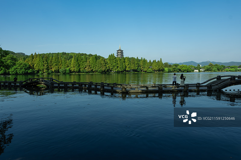 杭州西湖雷峰塔下的宁静湖面图片素材