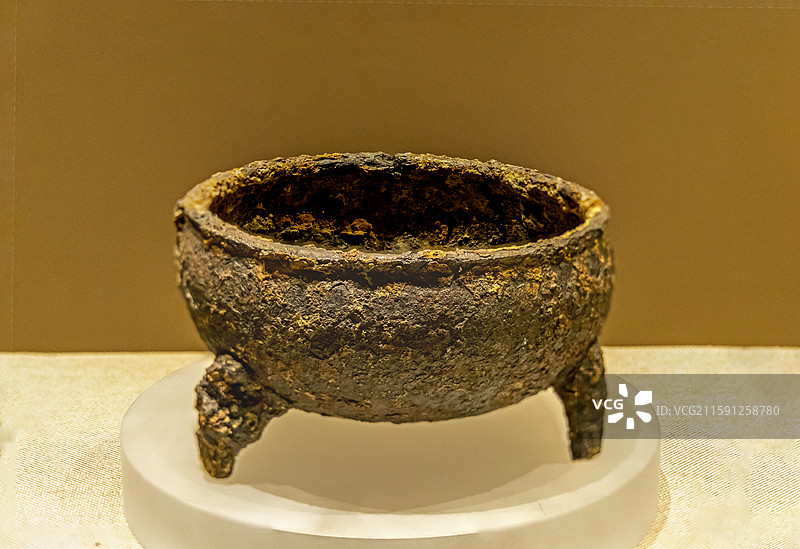 山西省临汾市博物馆：铁鼎【战国时期（公元前475—公元前221年），蒲县东岳庙文管所藏】图片素材