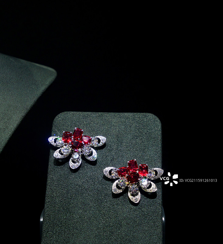 Graff格拉芙Tribal红宝石和钻石珠宝套装图片素材