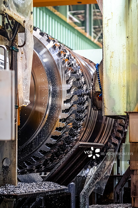 燃气轮机转子加工制造 轮槽铣刀数控机床 工厂车间内景 上海临港产业区大国重器精密制造图片素材