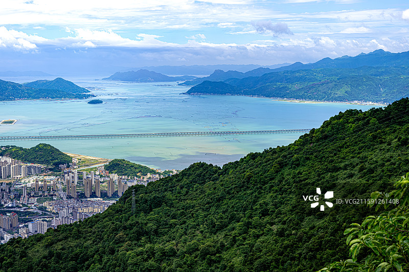 温福铁路宁德特大桥 高铁火车飞驰驶过福建宁德三都澳内海湾 甬皖高速宁德海滨特大桥 杭深铁路图片素材