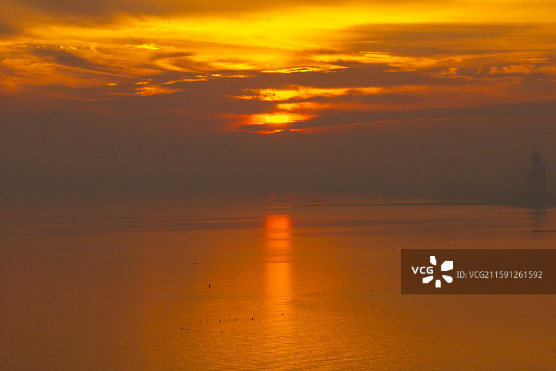 日出时分的烟台金沙滩景区海面图片素材