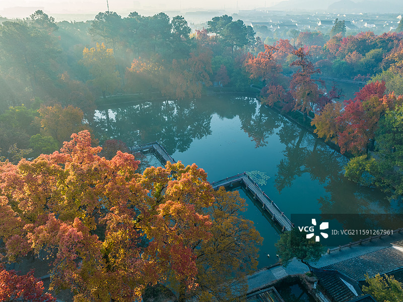 苏州天平山湖泊秋色迷人，红叶黄叶相映，小桥流水宁静美丽。图片素材