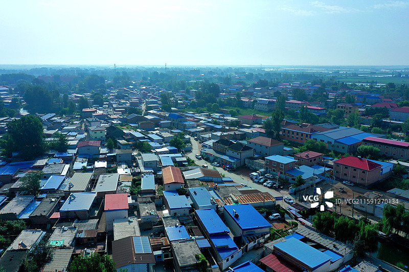 云影天光碧水蓝，芙蓉卧波映雄安  千帆载笑逐云影，百鸟和鸣入翠澜  接岸芦花翻雪浪，连村荷气润芳甜图片素材