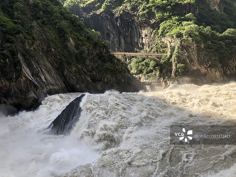 云南丽江虎跳峡的山水风光图片素材