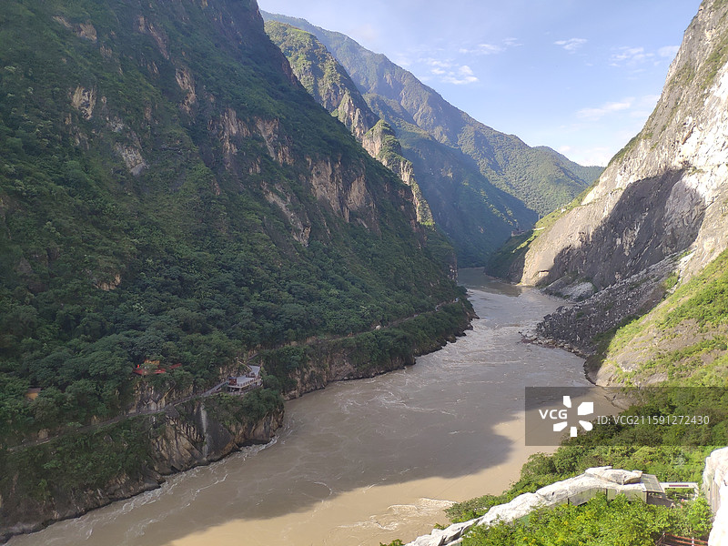 云南丽江虎跳峡的山水风光图片素材
