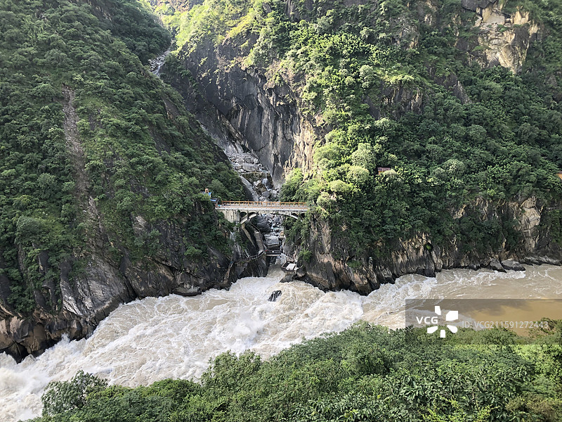 云南丽江虎跳峡的山水风光图片素材