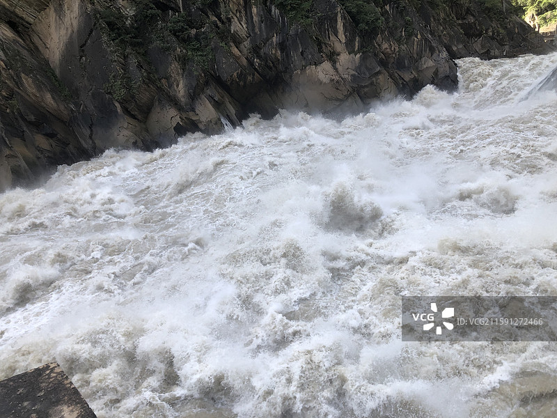 云南丽江虎跳峡的山水风光图片素材