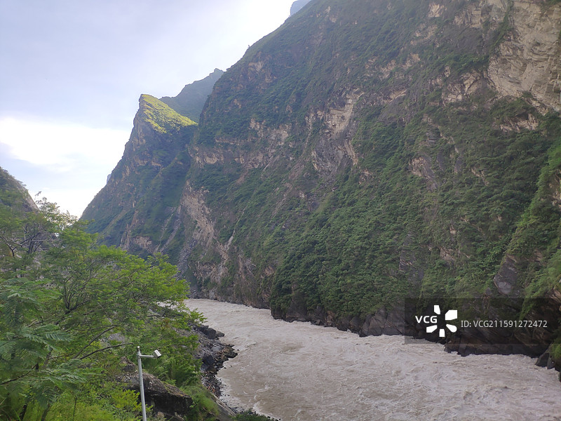 云南丽江虎跳峡的山水风光图片素材
