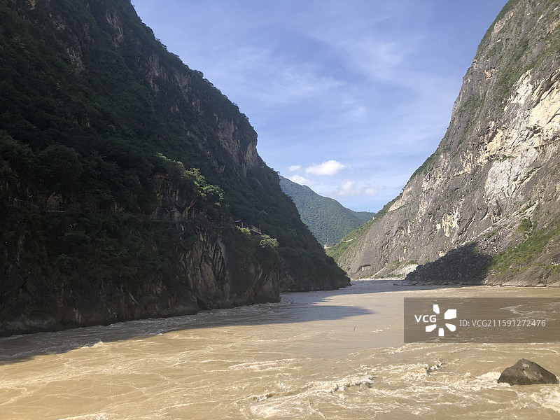 云南丽江虎跳峡的山水风光图片素材