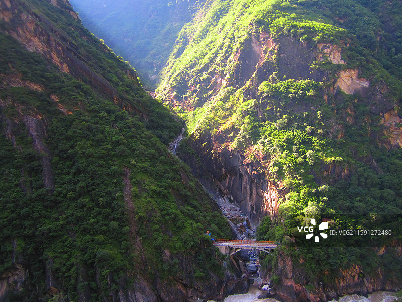 云南丽江虎跳峡的山水风光图片素材
