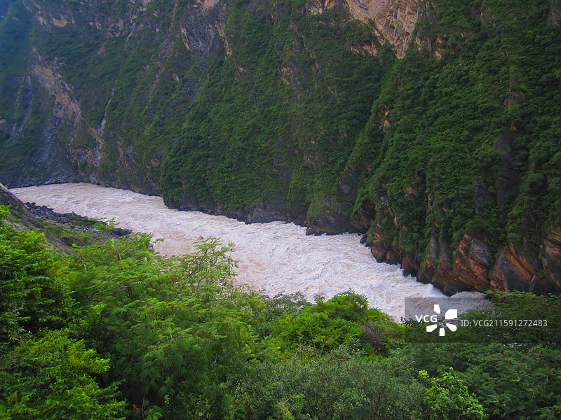 云南丽江虎跳峡的山水风光图片素材
