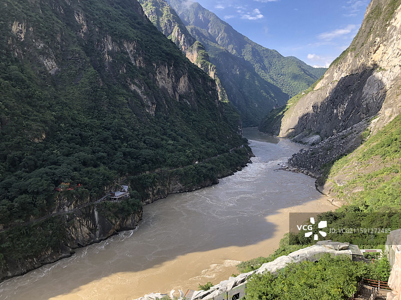 云南丽江虎跳峡的山水风光图片素材