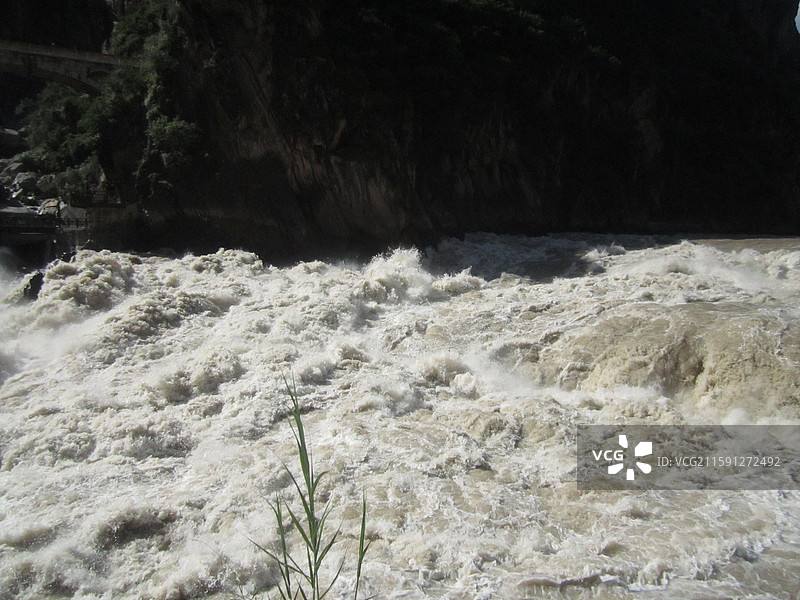 云南丽江虎跳峡的山水风光图片素材