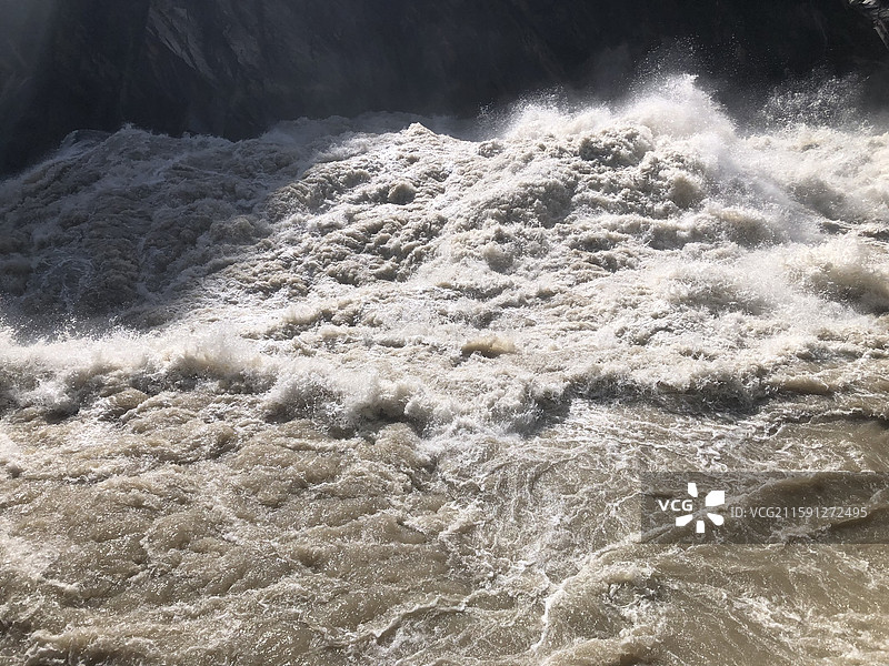 云南丽江虎跳峡的山水风光图片素材