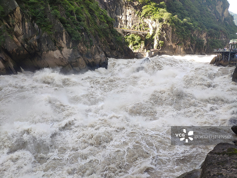 云南丽江虎跳峡的山水风光图片素材