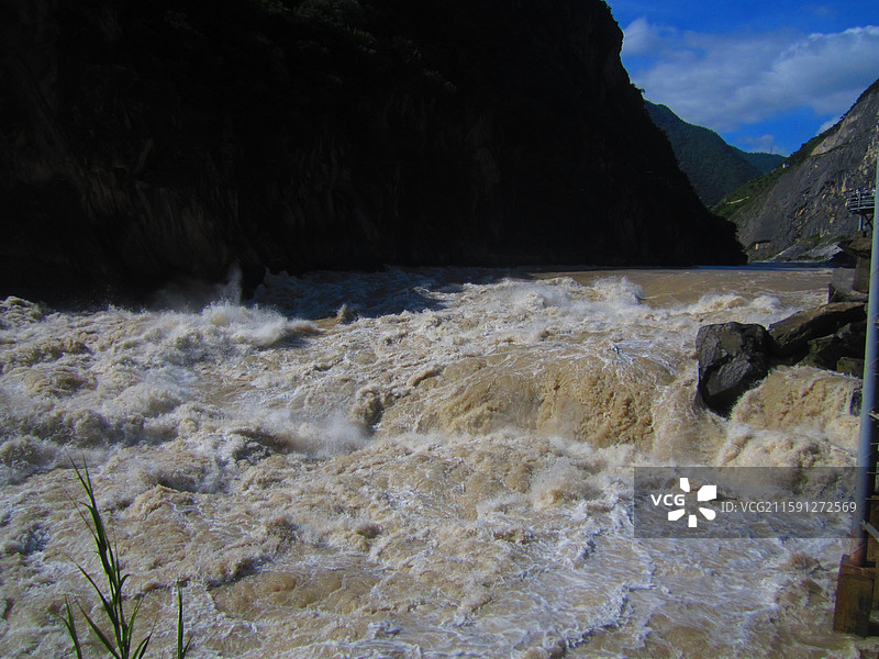 云南丽江虎跳峡的山水风光图片素材