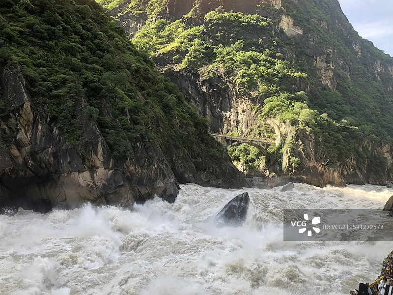 云南丽江虎跳峡的山水风光图片素材