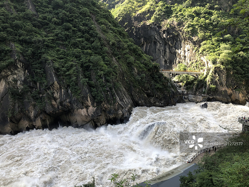 云南丽江虎跳峡的山水风光图片素材
