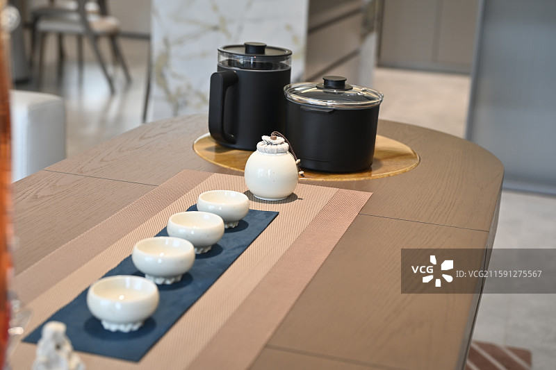 现代简约茶室茶具组合陈列图片素材