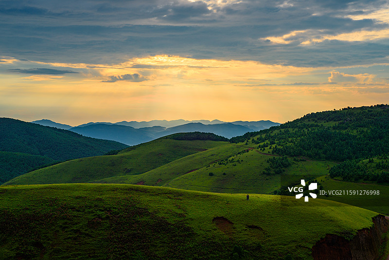 寻甸巨石阵高山草场的夏天图片素材